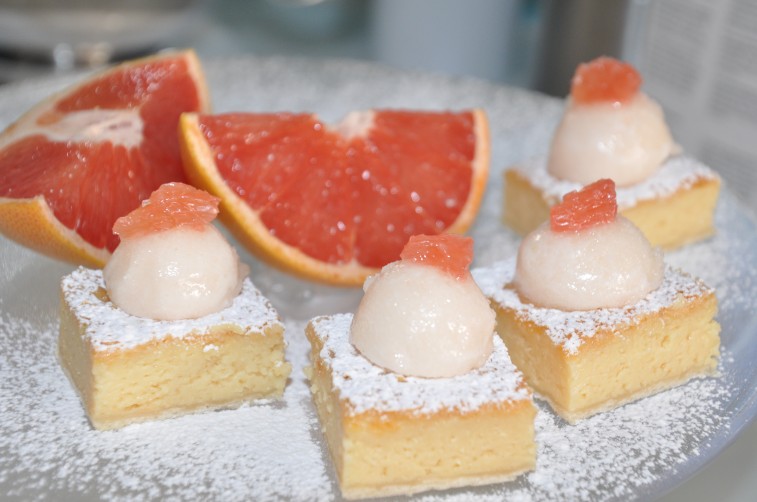 vit-chokladkaka-med-florida-grapefrukt-sorbet-godaste-desserten-till-pask0