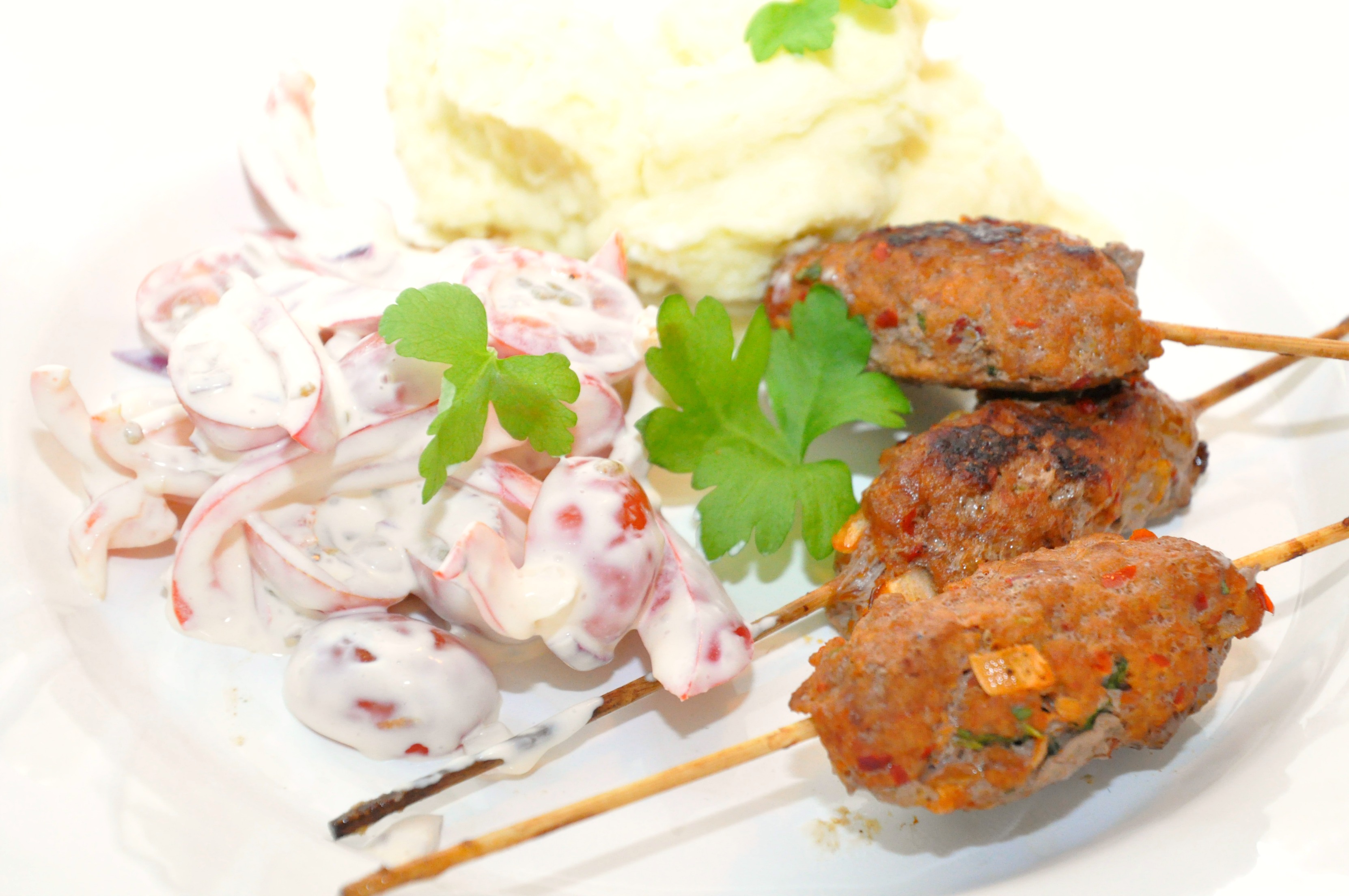 Ajvar Och K Ttf Rsspett Med Paprika Och Tomatsallad Lindas Matstuga