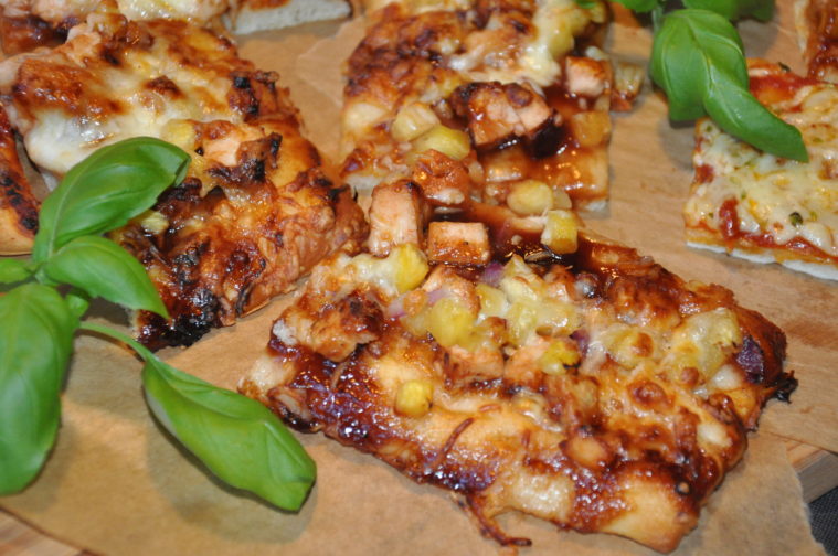 BBQ pizza med kyckling och ananas