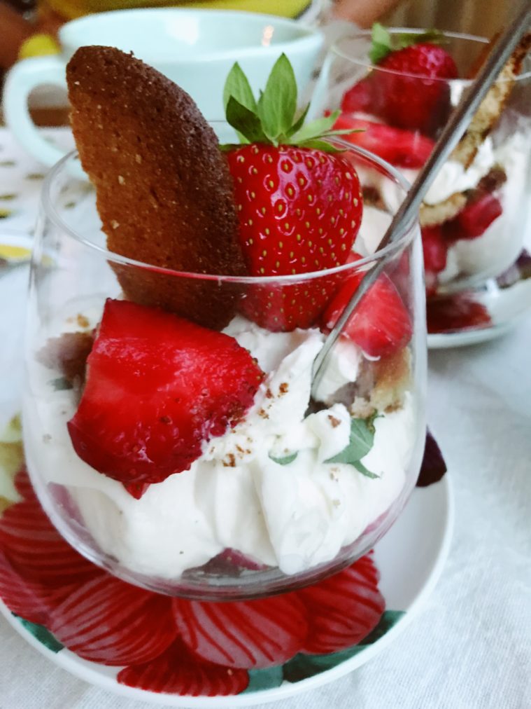 Somrig dessert med jordgubbar och mascarpone, fläder och vanilj