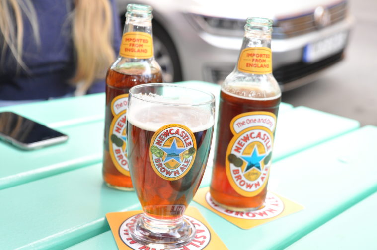 Lily's burger Newcastle Brown ale Nöjesguiden