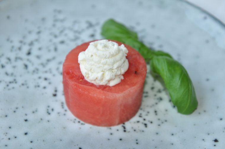 melon vattenmelon med vispad feta 'whipped feta' färskost