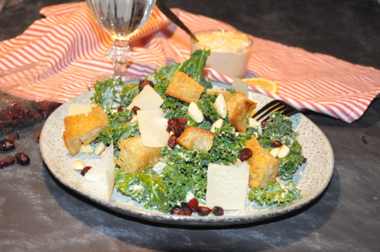 Kale Ceasar Salad Ta fram det bästa grönkålssallad