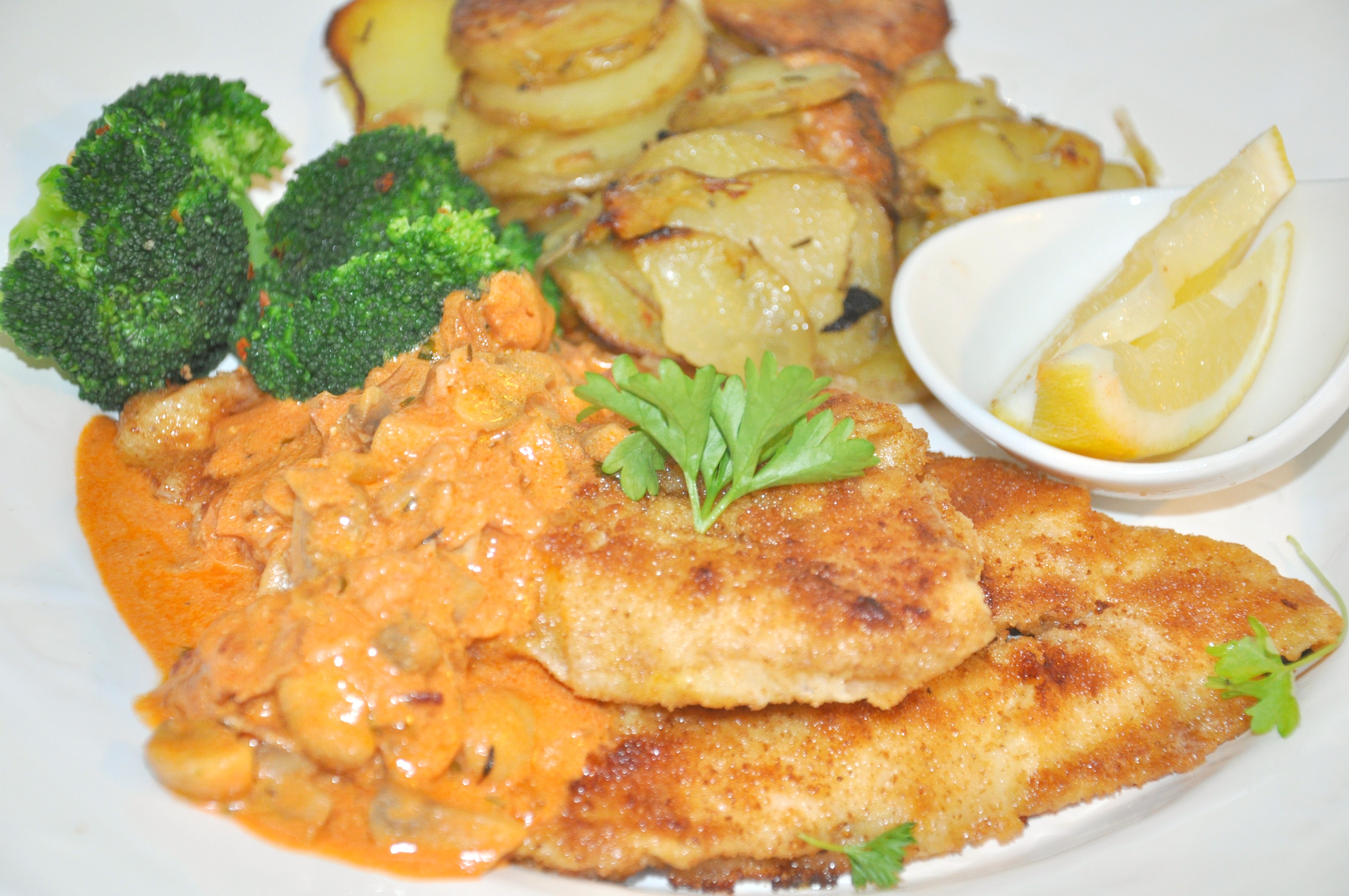kycklingschnitzel-med-jagarsas-ugnsrostad-potatis-broccoli