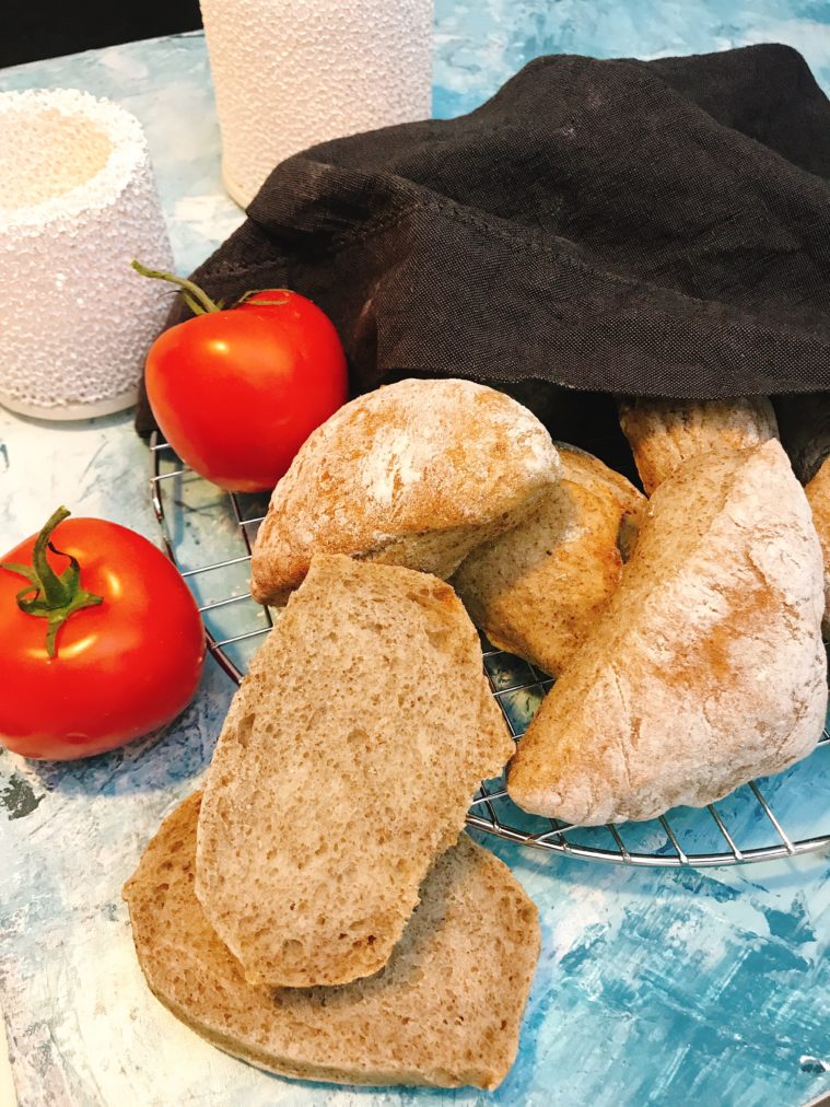Kuvertbröd med chiamjöl hembakat bröd