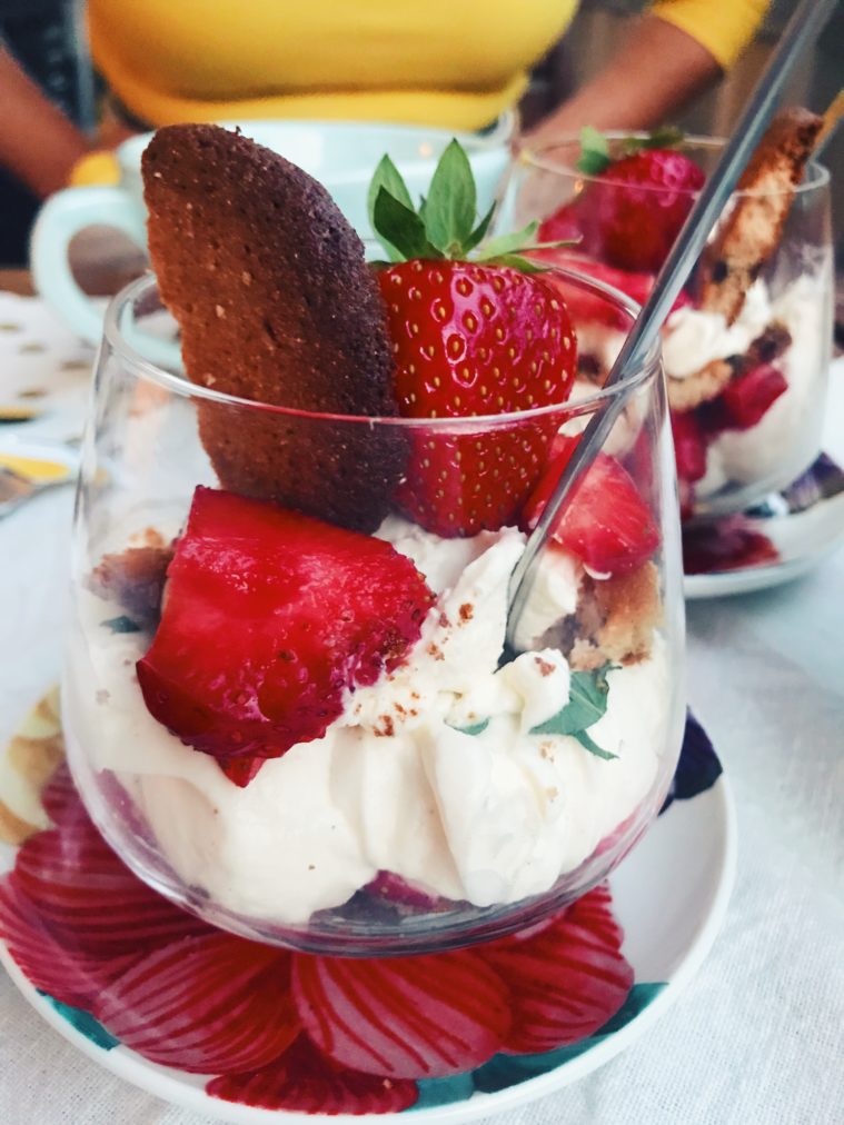 Somrig dessert med jordgubbar och mascarpone, fläder och vanilj