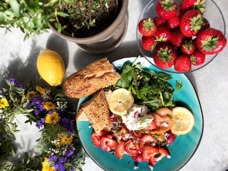 Lax, svenska jordgubbar, rödlök, godast sommarmaten